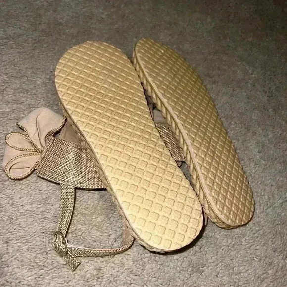 Tan sandals with the stylish bow. Size 6.5 - Picture 3 of 3